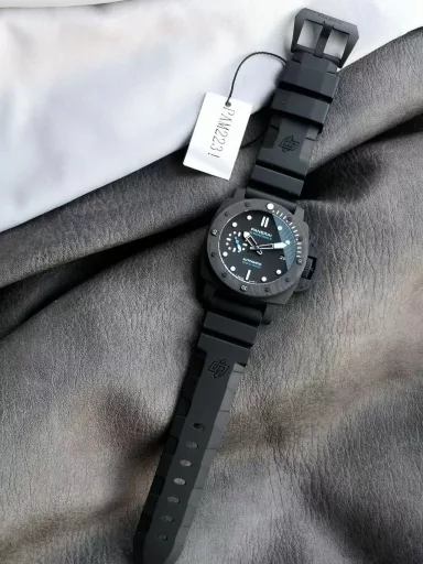VS Limited Edition Recommendation (New): Panerai Submersible Series PAM02231 watch, carbon fiber watch with black natural rubber strap, Carbotech™ counterclockwise rotating bezel with scale, sapphire crystal glass with luminous hour markers and dots. Date is 3 O'Clock, small seconds is 9 O'Clock, equipped with P.900 automatic mechanical movement, size: 42 mm.