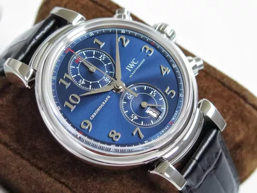 ZF's innovative move [Elegant blues, true to myself] ZF's innovative breakthrough, IWC Da Vinci series IW393402 watch. Satin dark blue, elegant and generous. Shows the gentle and gentlemanly side of men. [Wonderful details] The watch size is 42mmX13.5mm. The color tone of the dial is infinitely close to the original. ZF has made many revisions to reproduce the original soul. The pot-lid-shaped sapphire glass is coated with a double-sided high-definition anti-dizziness blue film, which is transparent and of excellent quality. [Technical breakthrough] After years of research and development, it has finally achieved success. It perfectly reproduces the IWC self-produced Cal.89361 movement, and all functions are fully realized, including the operating feel and the direction of adjusting the calendar, which is completely consistent with the authentic movement. ZF's innovative masterpiece is born, waiting for all watch friends to appreciate it.