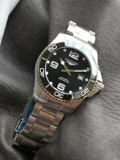 VS Limited Edition: Longines Sports Series L3.781.4.56.6 watch, stainless steel case and bracelet, black ceramic, unidirectional rotating bezel, black sun-grained dial, 3 Arabic numerals and 10 synthetic gemstone hour markers, coated with Super-LumiNova®; rhodium-plated hour, minute and second hands, red chronograph hands, coated with Super-LumiNova®, equipped with L888 automatic machinery, 43 mm.