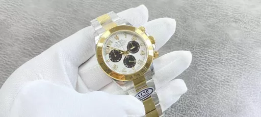 Rolex Daytona 116523 The most beautiful gold panda Daytona, equipped with Dandong 4130 movement, sapphire glass mirror, enamel black dial with 0 color difference, all digital scales are processed by CNC. The strap part also uses 3-section splicing parts, and all parts are electroplated.The font thickness of the bezel part, and most importantly, the black oil filling is the same as the original, with a matte texture. C factory