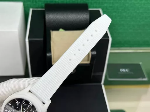 TW fully upgrades IWC's latest ceramic watchIWC pilot chronograph watch is coming, with more delicate details and coordinationIngenuity, meticulously crafted V2 board[Case] ​​The watch size is 44.5mmX15.7mm. The case is made of high-tech ceramics, consistent with the original! And it is frosted and matte! The structure follows the original version - the bezel and the middle case are formed in one piece. Anti-wear, scratch, corrosion resistant[Movement] It uses the powerful and stable Dandong 7750 movement. Hours, minutes, seconds, dual-period display and chronograph function