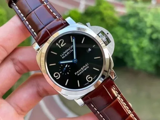 The VS PAM1116 dial uses a relatively rare green sunray pattern on Panerai. The color of the dial changes with the light. When the light shines directly on the dial, it is military green, and when it is backlit, it looks like a black dial. With blue steel hands and beige luminous paint, the colorful design can be more vividly reflected in the wearer's eyes. It is fun and beautiful to wear.