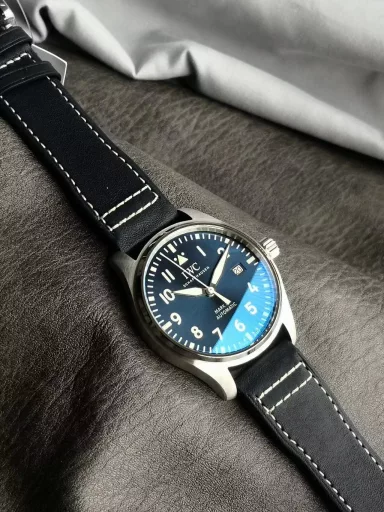 V7 Factory Seven-star Recommendation Mark 20IWC entry-level pilot watch series, the last to debut after 6 years! Mark XX accompanies you to flyFollowing the previous work, the 18th generation Mark XVII launched in 2016, it skipped the XIX and went straight to Mark XX. The new watch design is slightly adjusted, and the case modification is more practical and comfortable to wear than the previous generation. In addition to providing two classic options of blue and black, there is also a green color that echoes the hottest color in the watch industry in recent years.V7 Factory Mark 20 is the only version of the same model in the industry that dares to present a true and false comparison evaluation, correcting the shortcomings of the existing versions on the market. Its structure and details are copied one by one according to the original. After disassembly, it is perfectly consistent with the original, a true perfect clone.The top-grade case of V7 Factory continues the 40mm stainless steel case manufacturing process of Mark 18 watch, but the soft iron cover is cancelled, and the thickness is slightly reduced from the original 11MM to 10.83MM. The crown is still screw-in, and the outer lugs are slightly wider than before, and the vertical spacing is reduced from the original 51.2MM to 49.2MM, which makes it more comfortable to wear. The bezel is mirror-polished to highlight the three-dimensional sense. Its diameter, thickness, curvature, and the details of the bottom cover edge line are not missed. It is 100% gentle and original, and the corners are polished very well. The dense bottom design adds points to the perfection of the watch. The V7 bottom cover is perfectly restored by brushing, and there are no dead angles at all angles.The dial of this V7 factory is the same as the original one, and is still equipped with an imported double-sided anti-reflective convex sapphire mirror with the same transparency as the original one. The scale and time scale still maintain the white printing process. The difference from Mark 18 is that the length of the 3, 6, 9, and 12 time scales has been increased, the luminous strip has been changed into a luminous layer, and the Arabic numerals have been moved closer to the center of the dial as a whole. The 