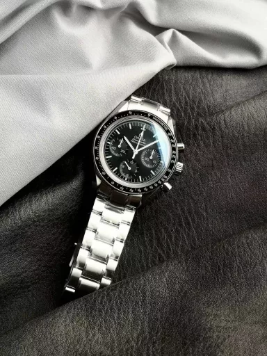OM Discovery Magazine: Omega Speedmaster 3577.50.00 watch (stainless steel-black dial, 1861 manual, 42 mm).