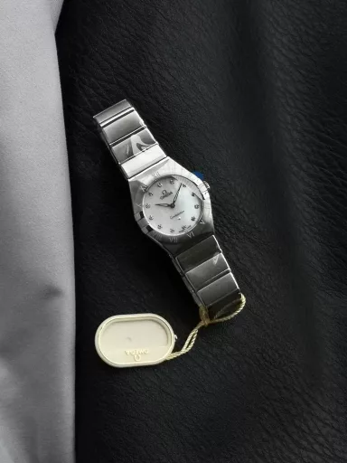AS Omega fifth generation Constellation series 28mm Swiss quartz watch.The whole watch has been finely polished. The fit between the case and the claws, the Roman scale on the bezel and the restoration of the observatory on the bottom cover are comparable to the original.The dial uses mother-of-pearl material and unique etching technology to create the dial texture pattern, and the new Taiwan stone holder makes the lettering more delicate.The chamfers on both sides of the case and bracelet are hand-polished and polished by watchmakers to make the watch more refined! The style is gentle and moving, and the workmanship is exquisite. The most beautiful constellation, the first choice for ladies!
