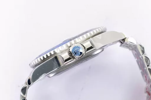 EW's most powerful Rolex Oyster Perpetual GMT-Master 40 series① Exclusively customized 3186 movement, can adjust the hour hand, can adjust the calendar by the hour hand, restore all the original functions, stable and reliable quality;② Bezel: high-tech integrated ceramic outer bezel, with platinum font; (upgraded red and blue bezel, the color is almost the same as the original)③ Case: the size and thickness are the same as the original, the thickness is only 12.5;④ Lettering: top Swiss ice blue luminous, polished letter nails, color matching;⑤ Glass: sapphire glass with 2.5 times magnifying glass effect, transparent glass;⑥ Steel strap: 904 stainless steel strap, each strap fits perfectly with the lugs, giving the wrist the highest comfort;EW products must be fine products, and every extreme detail is the sincerity of the EW factory's ingenuity development;