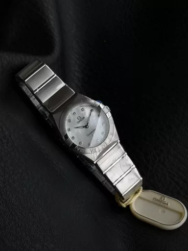 AS Omega fifth generation Constellation series 28mm Swiss quartz watch.The whole watch has been finely polished. The fit between the case and the claws, the Roman scale on the bezel and the restoration of the observatory on the bottom cover are comparable to the original.The dial uses mother-of-pearl material and unique etching technology to create the dial texture pattern, and the new Taiwan stone holder makes the lettering more delicate.The chamfers on both sides of the case and bracelet are hand-polished and polished by watchmakers to make the watch more refined! The style is gentle and moving, and the workmanship is exquisite. The most beautiful constellation, the first choice for ladies!