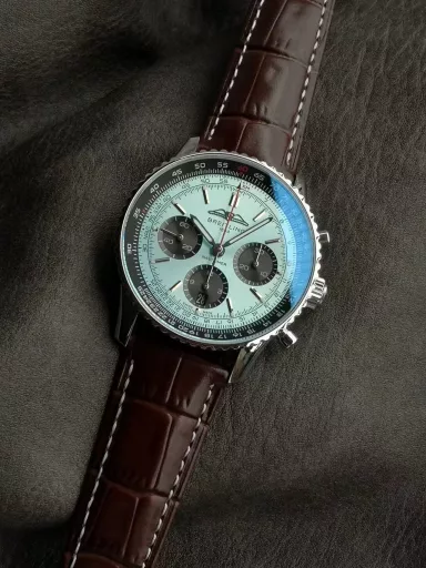 Breitling's new Navitimer celebrates its 70th anniversary, and Breitling reinterprets the classic watch with bold colors. With a size of 43mm, the iteration is undoubtedly an authentic aviation chronograph, with a circular flight slide rule, a stick scale, three small dials and a grooved bezel for easy grip, and the new OXF B01 movement