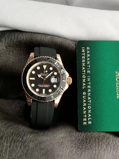 VS: Rolex Yacht-Master series m126655-0002 watch, red gold case with natural rubber strap, rose gold, bidirectional rotating 60-minute scale outer ring with matte black Cerachrom ceramic bezel, polished three-dimensional numbers and scales, black dial, equipped with 3235 automatic machinery, 40 mm