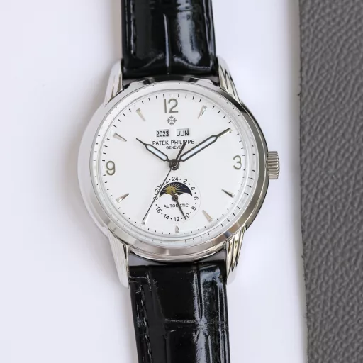 A classic timepiece made with a lot of money - Patek Philippe 5320G-001 Super Complex Function Timepiece The double-layer stainless steel case with a diameter of 40 mm is stamped in one piece, paying tribute to the classic design language. The cream-colored dial creates a retro atmosphere. The edge of the dial is engraved with fine minute and second scales, with gold Arabic numerals and five-minute convex scale nails, which is more three-dimensional. The hour and minute hands are based on the Patton design, with a long and pointed needle tip. This characteristic shape echoes the hands of the Ref. 1463 chronograph in the 1950s. The moon phase display and date sub-dial are at 6 o'clock on the dial. All the perpetual calendar logos are very good and can be read at a glance. The interior is equipped with a replica 324 S Q automatic winding movement, which is a hardcover version of the legendary 324 automatic winding movement. The movement bridge is chamfered, the edges are carefully polished, the main plate is decorated with fish scales, and the plywood is decorated with Geneva waves. The surface of the plywood is engraved with gold, the screw grooves are polished and chamfered, and even the drill holes are polished. Paired with a chocolate brown leather strap, it further brings out the retro atmosphere. Full of classic atmosphere, welcome watch friends to appreciate it