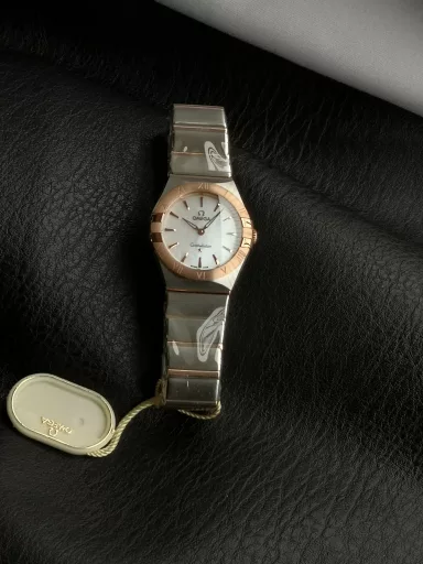 AS Omega fifth generation Constellation series 28mm Swiss quartz watch.The whole watch has been finely polished. The fit between the case and the claws, the Roman scale on the bezel and the restoration of the observatory on the bottom cover are comparable to the original.The dial uses mother-of-pearl material and unique etching technology to create the dial texture pattern, and the new Taiwan stone holder makes the lettering more delicate.The chamfers on both sides of the case and bracelet are hand-polished and polished by watchmakers to make the watch more refined! The style is gentle and moving, and the workmanship is exquisite. The most beautiful constellation, the first choice for ladies!