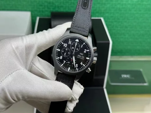 TW fully upgrades IWC's latest ceramic watchIWC pilot chronograph watch is coming, with more delicate details and coordinationIngenuity, meticulously crafted V2 board[Case] ​​The watch size is 44.5mmX15.7mm. The case is made of high-tech ceramics, consistent with the original! And it is frosted and matte! The structure follows the original version - the bezel and the middle case are formed in one piece. Anti-wear, scratch, corrosion resistant[Movement] It uses the powerful and stable Dandong 7750 movement. Hours, minutes, seconds, dual-period display and chronograph function