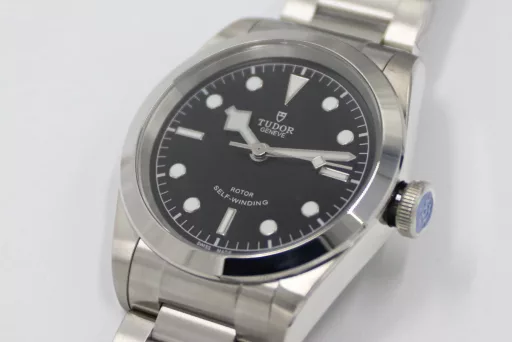 LF Tudor Biwan 79540 Series 41 Watch Update v2① The whole watch is genuine mold casting, and the parts are 100% interchangeable.② The standard size of the watch is 41mm, which is suitable for the wrist size of the general male.③ The upgraded version strengthens the overall polishing of the case and adopts a new customized Cal.2824 movement, which synchronizes the original version without calendar idle gear.A belt and folding buckle can be given with the order, which is both formal and casual, low-key but not mediocre, steady but not agile.