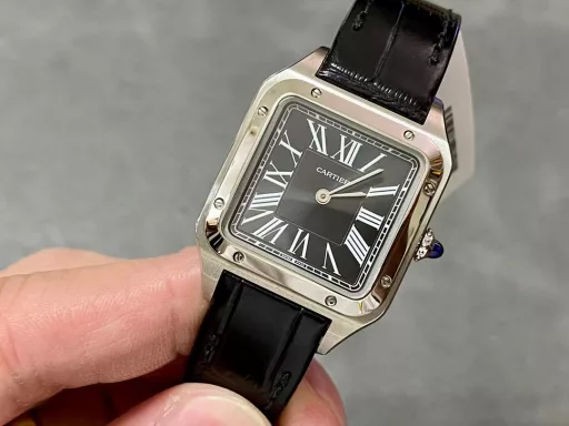 F1 The only one in the market with the same version of the head grain, perfectly restored Cartier's classic work, Cartier Santos. Dumont series, with smooth contours, simple and elegant, is very in line with the trend of contemporary gentlemen. Large watch diameter 46.633.9mm, medium watch diameter: 43.531.4mm, small watch diameter: 38*27.5mm; Swiss quartz movement Compared with round watches, square watches are particularly unique due to their angular design. When it comes to classic square watches, Cartier's Santos is naturally on the list. Santos watches are not only a model of square watches, but also considered to be 