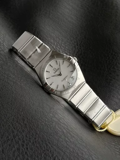 AS Omega fifth generation Constellation series 28mm Swiss quartz watch.The whole watch has been finely polished. The fit between the case and the claws, the Roman scale on the bezel and the restoration of the observatory on the bottom cover are comparable to the original.The dial uses mother-of-pearl material and unique etching technology to create the dial texture pattern, and the new Taiwan stone holder makes the lettering more delicate.The chamfers on both sides of the case and bracelet are hand-polished and polished by watchmakers to make the watch more refined! The style is gentle and moving, and the workmanship is exquisite. The most beautiful constellation, the first choice for ladies!