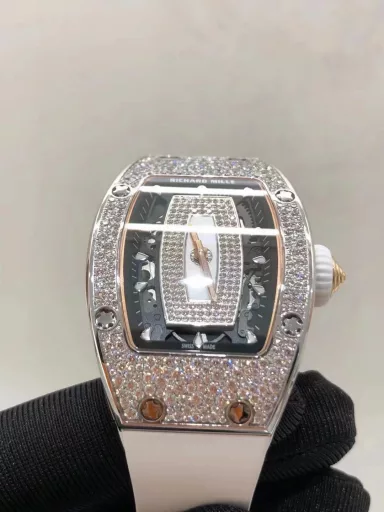 BBA Richard Miller RM0071⃣️Case: Uses the same ZTA white/black ceramic case as the original.2⃣️Movement: Exclusively customized movement to restore the original3⃣️Watch diameter: 1:1 restore the original 45.66x31.40mm, thickness is 11.85MM4⃣️Watch mirror material: Sapphire crystal mirror double anti-glare effect.5⃣️Watch strap material: Imported fluororubber watch strap, corrosion-resistant, comfortable and durable6⃣️Watch buckle: The latest titanium metal material7⃣️Diamond setting process: Breaking the traditional machine setting process, pure hand-made setting 8⃣️Electroplating process: PVD electroplating platinum