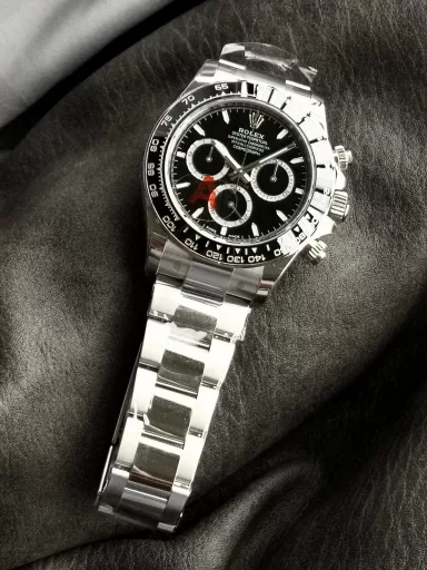 VS Limited Edition Hot Recommendation: Rolex Cosmograph Daytona Series M126500LN-0002 Watch, Oystersteel, Oystersteel, polished middle links; frosted outer links, polished edges. Oyster, three-grid solid links, folding clasp; Oyster insurance discount with 5mm easy-adjust link extension system, one-piece black Cerachrom ceramic bezel continuous casting tachymeter, screw-in, triple buckle lock triple waterproof system. Black lacquer, 18K white gold hour markers, easy-to-read Chromalight luminous (long-lasting blue light); 18K white gold hands, black lacquer marking hour and minute hands, easy-to-read Chromalight luminous (long-lasting blue light), except for the central second hand and chronograph hands. Equipped with CAL.4131 automatic mechanical chronograph, size: 40 mm.
