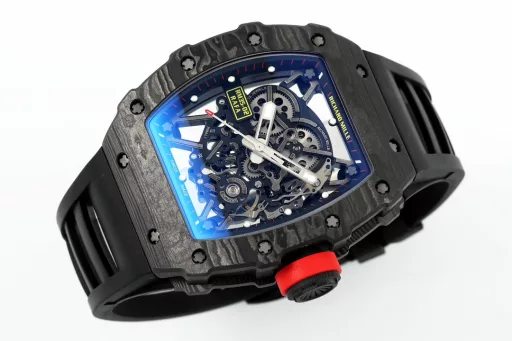 ZF.Factory once again amazed the watch industry and officially opened a new milestone for RM35-02!1) Case: The watch is made of high-tech TPT [quartz fiber] material, with a size of 49.94*44.5MM and a thickness of no more than 45μm. The silica fiber layer is interwoven with special resin fibers through a special automated control system. The fibers between the layers are interwoven at a 45-degree angle. After being heated to 120 degrees Celsius in a three-stage high-temperature flame furnace, they are sent to ProArt for processing and molding. Natural quartz fiber is white, light in texture, and has super impact resistance, non-allergic and UV resistance.2) Movement: Equipped with the newly developed Calibre RMAL1 integrated movement, the movement base and bridge are made of grade 5 titanium alloy sandblasting process, and are treated with PVD/Titaly to ensure maximum rigidity and smooth surface. The unique variable geometry balance wheel can speed up or slow down the winding by adjusting the position of six different wings. The inertial balance wheel oscillates at a frequency of 28800VPH and is equipped with a double barrel system to ensure greater and more stable torque. It also provides a 55-hour power reserve.More importantly, the newly released RMAL1 integrated movement of ZF is the only one in the market that uses real white gemstones on the upper and lower parts of the balance wheel on an integrated base. It is genuine and affordable! This is also the biggest difference from the patch gemstones on the market (other manufacturers)! This is a huge leap forward in ZF's research and development!