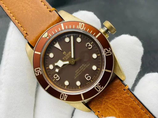 [ZF Factory 2021 Annual Masterpiece] V3 Upgraded Version The most sentimental watch - Tudor Biwan Bronze - M79250BA-0001 watch.1⃣️ [Case] ​​The watch size is 43 mm. As a pioneer of bronze materials, it not only strives for perfection in details. In terms of material, the perfect use of [aluminum bronze] (Note: Aluminum blue has a slow oxidation process and does not produce green rust, and has higher hardness and more weight) ZF products guarantee the effect of genuine oxidation and restore the unique style of the watch.2⃣️ [Strap buckle] Hand-stitched Italian cowhide and frosted treatment, the appearance is more retro, and it is perfectly matched with the aluminum bronze pin buckle.3⃣️ [Movement] The Seagull 2824 automatic winding movement with the least repair and the most stable travel time is adopted.Bronze artifacts are matched with god-level reproductions, and ZF's new generation of bronze artifacts are appreciated together!ZF Factory's masterpiece welcomes your appreciation!