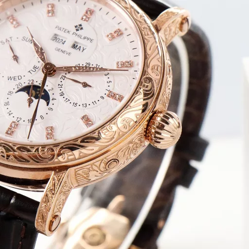 [Iron strokes and silver hooks, vigorous and powerful] High-value new products, simple. Retro. Exquisite craftsmanship!The best collection of the year - Patek Philippe Classic Super Complex Multifunctional Perpetual Calendar Function Watch. The team spent more than two years to carefully design, regardless of cost, dare to be the first, strive for perfection, overcome many difficulties, break through multiple technical bottlenecks, the movement model is CH 29-535 upgraded version, stable quality! [Strap] Classic Italian calfskin strap, clear texture, good texture. Paired with the top Patek Philippe lantern buckle on the market, universal original without pressure.The elegant Calatrava carved case is very individual, and the 42mm diameter is suitable for the size of the average male wrist, consistent with the counter, very business and casual.