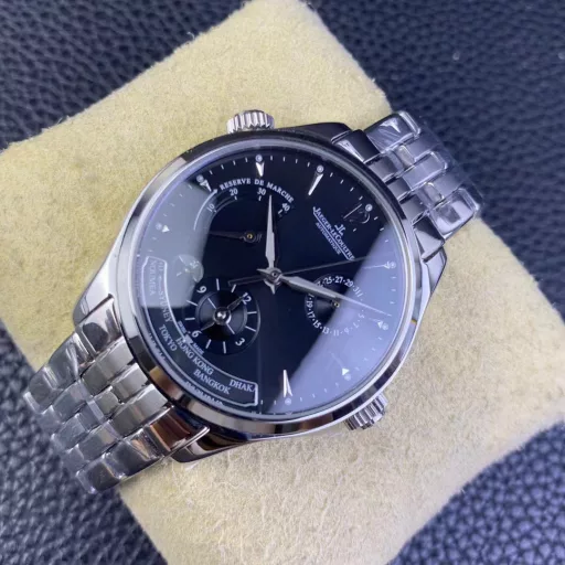 V9 Jaeger-LeCoultre Master Series 1428121The steel band has been carefully developed for 3 years, with 13 sets of large and small scattered molds and 39 processes. Every corner and fine corner is clearly visible, and there is no difference in the table picture! The diameter design is 39 mm (the size is the same as the counter, not 42, not the same version), the dial is arranged with a kinetic energy display window at 10 o'clock, a calendar display plate at 2 o'clock, a second time zone display plate at 6 o'clock, and a world time display window at the bottom. The combination is perfect and can be called a classic. Equipped with Jaeger-LeCoultre automatic CaL.939 automatic winding movement. Welcome to taste!