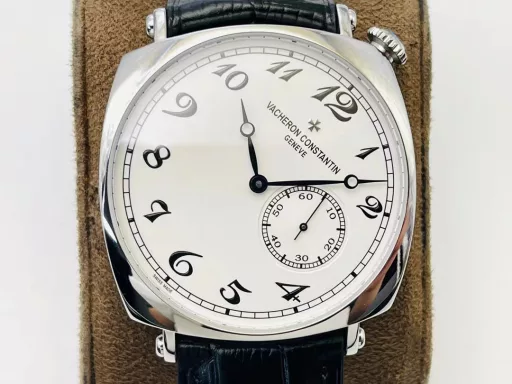 MKF Factory Vacheron Constantin Historical Masterpiece Series American 1921 Watch Series!1⃣️Equipped with a customized version of Danton 2824 two-and-a-half-hand movement, it has strong stability!2⃣️The 40MM diameter, unique commemorative pillow-shaped case is based on the early cushion-shaped case design, integrating the current noble materials, craftsmanship and aesthetic concepts to reshape the classics!3⃣️The crown is offset from the center and located in the upper right corner of the case, making it more comfortable to wear. At the same time, this design also comes from the early cushion-shaped watch!4⃣️The dial scale is arranged diagonally with the case as a reference, which is very distinctive; the polished pink gold Maltese cross at 12 o'clock on the dial makes the dial more prominent!5⃣️Black oxidized hour and minute hands, bar-shaped black oxidized small second hand, elegant and unique!6⃣️The back of the watch is made of a transparent sapphire crystal case back, which is locked with screws, so that the exquisite polishing of Vacheron Constantin's top movement can be seen at a glance.7⃣️The watch is paired with a hand-stitched square calfskin strap with a polished half Maltese cross design pin buckle!MKF Factory's masterpiece is welcome to appreciate it!