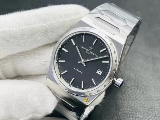 V9 Factory2024 Highly Recommended The highest version on the market The latest style is retro and fashionable】Favoured by many celebrities - Vacheron Constantin has re-launched the iconic luxury sports watch in the historical masterpiece series to commemorate the 222nd anniversary of the brand.1⃣️Case: size 37MM, thickness 8MM!2⃣️The barrel shape adopts a three-part structure so that the overall structure does not appear small. The grooved large gear bezel and the Maltese cross logo at 5 o'clock show its noble atmosphere!3⃣️Dial: Gold. Rose gold. Brushed silver and brushed gray with metal brushed bar hour markers and bar hands with luminous coating, retaining the most classic two-hand!4⃣️Movement: 9015 modified Vacheron Constantin's self-produced 2455/2 movement. All parts from the splint to the steel wheel are finely decorated, and the automatic oscillator is plated with 22k gold and engraved with the font 2225⃣️Strap: The integrated hexagonal central link makes the whole watch more angular, while retaining the timeless and elegant beautyV9 Factory's masterpiece is welcome to appreciate it