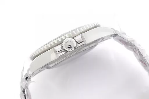 EW2022 new product, Greenwich left-handed Sprite bezel① Exclusively customized 3186 movement, can adjust the hour hand, can adjust the calendar by the hour hand, restore all the original functions, stable and reliable quality;② Bezel: high-tech integrated ceramic outer bezel, with platinum font;③ Case: size and thickness are consistent with the original, thickness is only 12.5;④ Lettering: top Swiss ice blue luminous, polished letter nails, color matching;⑤ Glass: sapphire glass with 2.5 times magnifying glass effect, transparent glass;⑥ Steel strap: 904 stainless steel strap, each strap fits perfectly with the lugs, giving the wrist the highest comfort;EW products must be fine products, and every extreme detail is the sincerity of the EW factory's ingenuity development;