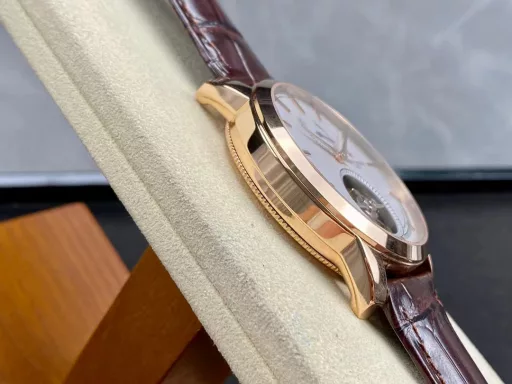 TUR Vacheron Constantin Patrimony Heritage Series Traditionnelle Kinetic Tourbillon Re-release watch, numbered: 89000/000R-9655. After three years of research and development, TUR has reproduced the wheel system layout and the original tourbillon components, and the double support points have reached four-point support (original patent), making the domestic watch industry achieve a qualitative leap. One minute carrousel, 6 vibrations per second, the same frequency as the original. The watch is equipped with the classic bezel, scale and hour markers of the Heritage series; the silver milky white dial is matched with 5N pink gold sword hands, which is full of traditional charm. Equipped with the new Cal.2260 mechanical movement, the case has a diameter of 42 mm and a thickness of 12.2 mm, and is inlaid with a transparent sapphire crystal case back, with 30 meters of water resistance. TUR has restored more than 95% of the functions and appearance based on the original size. The small second hand on the tourbillon and the tourbillon frame is displayed at 6:00 on the dial, which represents that TUR has once again broken through the original technology and function blockade, and has perfectly combined the design aesthetics and innovative materials on the mechanical device, reaching the same level as the original.Welcome all watch friends to appreciate it