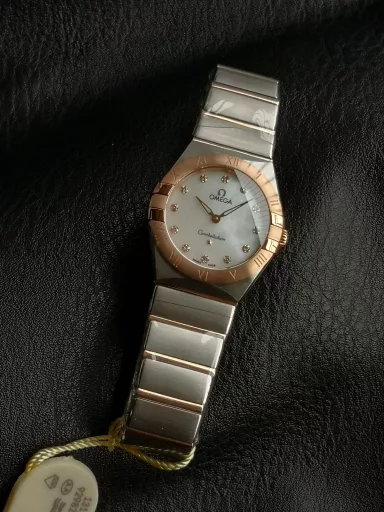AS Omega fifth generation Constellation series 28mm Swiss quartz watch.The whole watch has been finely polished. The fit between the case and the claws, the Roman scale on the bezel and the restoration of the observatory on the bottom cover are comparable to the original.The dial uses mother-of-pearl material and unique etching technology to create the dial texture pattern, and the new Taiwan stone holder makes the lettering more delicate.The chamfers on both sides of the case and bracelet are hand-polished and polished by watchmakers to make the watch more refined! The style is gentle and moving, and the workmanship is exquisite. The most beautiful constellation, the first choice for ladies!