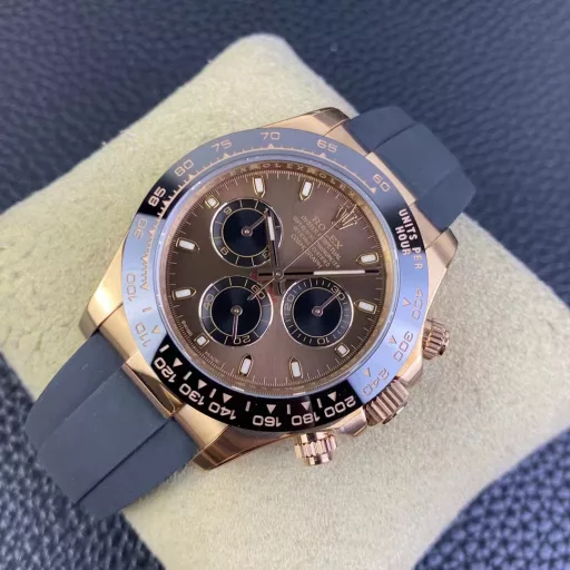 Clean factory 116505 steel band rose gold DaytonaThis time we launched a steel band rose gold DaytonaThe coffee-colored surface dial has 0 color differenceThe dial part is also spliced ​​in 3 sections. All parts are electroplated.The font thickness of the bezel part, and most importantly, the black oil filling is the same as the original, with a mattefeel. This is also the only one that can do it. I will post detailed pictures for comparison later. For more details, you can look at the true and false comparison pictures carefullyCollapse
