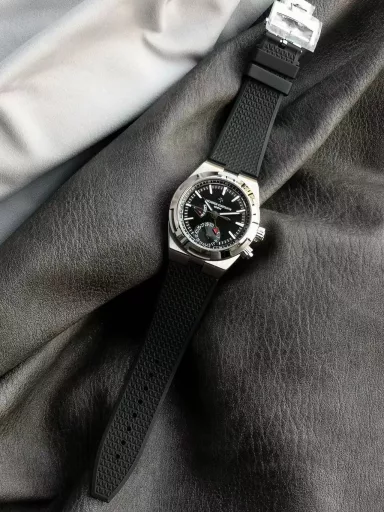 PZ quality Vacheron Constantin Overseas Series 7900V 2023 latest model[1] It took two years and six months to carefully polish and create, using one-button quick-release rubber belt and leather belt, steel belt, and was successfully produced after repeated failures and regardless of cost. Its perfection is interchangeable with the original[2] The case has been processed by water grinding technology and other processes. The pure hand-carved curve of the fine steel material is smooth and natural, with both craftsmanship and aesthetic texture. The pure hand-made water-grinded arc polishing and satin-finished bezel and case are more ornamental.[3] Dial design, bar-shaped hour markers, date display, (AM) morning, (PM) afternoon, dual time zone, day and night indication (Geneva Seal) intriguing translucent paint surface, sunburst satin brushing, highlighting the layering of the watch. The processing of multiple processes such as sandblasting, polishing and texture processing highlights the layering of the watch. The luminous scale and hands surrounding the inner frame of the bezel complement each other and are colorful.【5】The Overseas 7900v110A-B334 uses the exclusive and first developed movement 5110DT. It has a case diameter of 41 mm and a transparent case back. The automatic rotor is hand-carved with the radiant crown worn by the Statue of Liberty. The seven rays of light symbolize the seven continents.