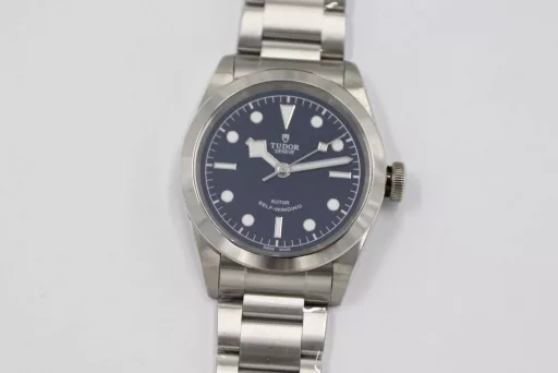 LF Tudor Biwan 79540 Series 41 Watch Update v2① The whole watch is genuine mold casting, and the parts are 100% interchangeable.② The standard size of the watch is 41mm, which is suitable for the wrist size of the general male.③ The upgraded version strengthens the overall polishing of the case and adopts a new customized Cal.2824 movement, which synchronizes the original version without calendar idle gear.A belt and folding buckle can be given with the order, which is both formal and casual, low-key but not mediocre, steady but not agile.