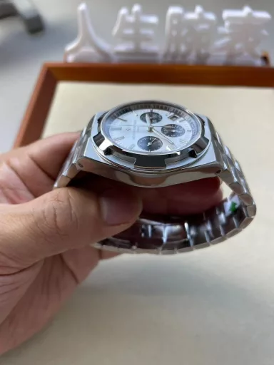 8F Vacheron Constantin Overseas Series 5500V New UpgradeThe bracelet that changes with your heart. The one-button quick-release rubber and leather straps that took nearly 2 years to make finally came out successfully after repeated failures at all costs. They are so perfect that they can be interchanged with the original ones.The beautiful case has been upgraded and polished, and the curves of the stainless steel material are smooth and natural, with both craftsmanship and aesthetic texture. The arc-shaped bezel and case with polishing and satin decoration are more ornamental.The intriguing brushed sunburst dial highlights the layering of the watch. The multi-process processing of sandblasting, polishing and texture processing highlights the layering of the watch. The luminous hands and the gold frame surrounding the bezel complement each other