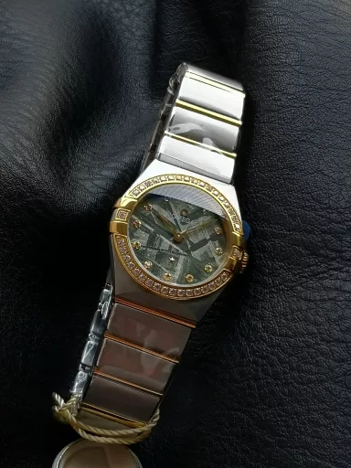 AS Omega fifth generation Constellation series 28mm Swiss quartz watch.The whole watch has been finely polished. The fit between the case and the claws, the Roman scale on the bezel and the restoration of the observatory on the bottom cover are comparable to the original.The dial uses mother-of-pearl material and unique etching technology to create the dial texture pattern, and the new Taiwan stone holder makes the lettering more delicate.The chamfers on both sides of the case and bracelet are hand-polished and polished by watchmakers to make the watch more refined! The style is gentle and moving, and the workmanship is exquisite. The most beautiful constellation, the first choice for ladies!