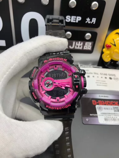 GA-400 hand-raise light Casio G-SHOCK--classic shockproof dial design👍In stock and shipped immediately, 45-degree automatic hand-raise light function with strong visual impact🙈LCD liquid crystal display💡Stopwatch speed function accurate to 1/1000 second⌛Shockproof📣Anti-magnetic💥200 meters waterproof🏊48 city time📲Countdown⏳Alarm clock⏰Fully automatic calendar and other powerful functions