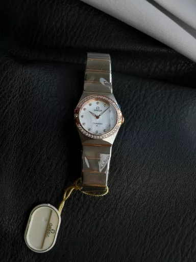 AS Omega fifth generation Constellation series 28mm Swiss quartz watch.The whole watch has been finely polished. The fit between the case and the claws, the Roman scale on the bezel and the restoration of the observatory on the bottom cover are comparable to the original.The dial uses mother-of-pearl material and unique etching technology to create the dial texture pattern, and the new Taiwan stone holder makes the lettering more delicate.The chamfers on both sides of the case and bracelet are hand-polished and polished by watchmakers to make the watch more refined! The style is gentle and moving, and the workmanship is exquisite. The most beautiful constellation, the first choice for ladies!