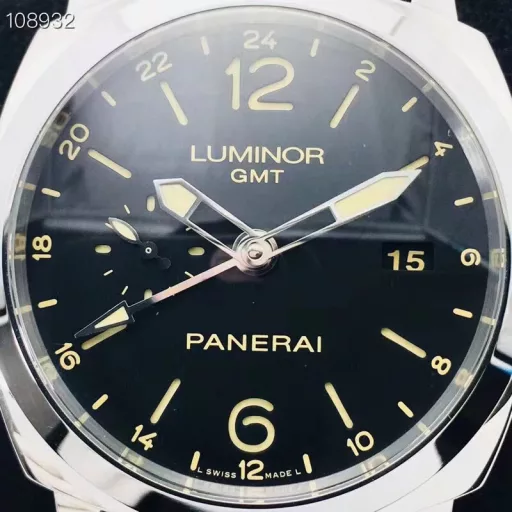 VS Panerai PAM531 GMT Dual Time is the only version on the market that is closest to the original. It is a watch specially tailored for travelers and business people. The original replica movement is consistent with the original, stable and durable, GMT time adjustment, sapphire glass, super luminous effect, clear and simple digital reading! VS's ingenuity is worth your possession