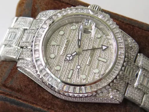 Extremely luxurious, TW challenges a new height of reproduction - perfectly restores the most expensive Rolex starry sky watch in history - Rolex GMT-Master II pavé diamond special edition - ROLEX116769TBR-74779B[Case] ​​The watch size is 40mm. Made of Germany's top 904L Oyster steel. The dial, bezel, case and bracelet are densely inlaid with the top Swarovski diamonds. Try to restore the invincible texture of the authentic luxury.[Strap] Made of 904L Oyster steel, the Oyster strap was launched in the late 1930s. It consists of three rows of wide and flat links. It is extremely strong. The entire bracelet is also neatly and meticulously inlaid with beautiful diamonds, and the effect is brilliant.[Movement] It uses the top Seagull 2824GMT dual time movement.