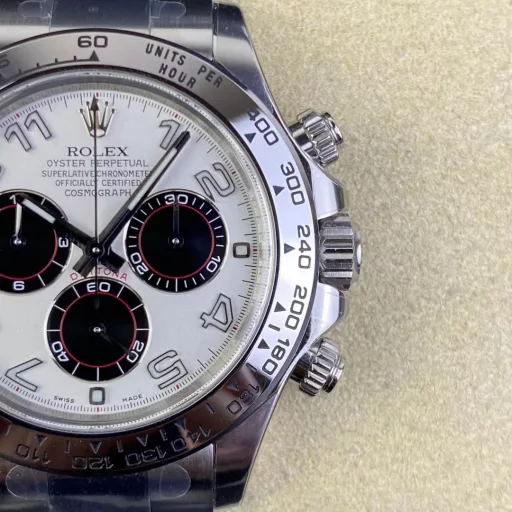 Clean/C factory 116508 full gold ivory face Daytona 1. This time we launched the full gold DaytonaEnamel black face dial with 0 color difference, diamonds use flat moissanite, the fire effect is no less than real diamonds, not inferior zircon.The dial part also uses 3-section splicing particles, all parts are electroplated.The font thickness of the bezel part, and most importantly, the black oil filling is the same as the original, with a matte texture. This is also the only one that has done it, and the detailed pictures will be posted later for comparison. For more details, you can look at the true and false comparison pictures carefully