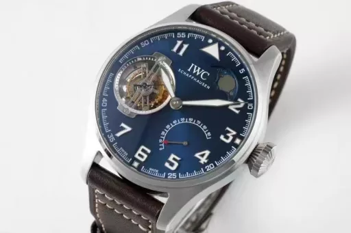 JB's new product, the latest masterpiece, IWC Little Prince Pilot Series IW590302 watch, constant-power tourbillon!!!1⃣️ Exclusively developed 94850 movement, with a power reserve of up to 80 hours, and three functions restored to the original:(1): Constant-power tourbillon device.(2): Moon phase display at 1 o'clock.(3): Power reserve display.2⃣️ Case: Designed according to the original one-to-one depiction. Restore the original three-piece set: Whether it is the front and back of the case, the side of the case and the arc-shaped brushed polishing process are perfectly synchronized with the original. The diameter is 46mm and the thickness is 13.5mm.3⃣️ Mirror: Sapphire arched mirror.4⃣️ Hands: BBR factory spared no expense, from design to mold opening, style, and inspection multiple times to achieve a three-dimensional hand that is consistent with the original.5⃣️Strap: Made of Italian black cowhide crocodile pattern strap, hand-stitched, with details in place, paired with IWC original folding clasp, the buckle surface has clear fonts, and restores authentic details.
