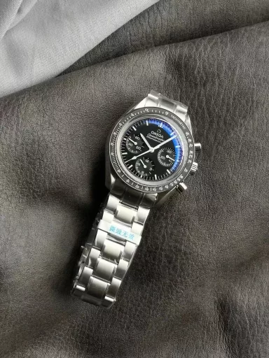 OM Exploration Magazine: Omega Speedmaster 311.32.42.30.04.003 watch (Snoopy Limited Edition), stainless steel case with black nylon leather strap, black lacquered hands, covered with Super-LumiNova luminous coating, equipped with manual mechanical chronograph movement, 42 mm.