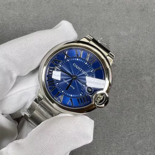 3K Cartier Blue Balloon 🇫🇷 CARTIER BallonBleuOriginal mold, top-level replica, counter synchronized three-code anti-counterfeitingType: Top luxury men's automatic mechanical watchMirror: fish-eye imported sapphire crystalHand: hours, minutes, secondsSurface: guilloche silver-white fontCase: 316 stainless steel with double-circle diamondsStrap: 316 stainless steelSize: 42.1mm×13mmMovement: fully automatic mechanical 2824(All counter styles are complete_Details can be comparable to the original)