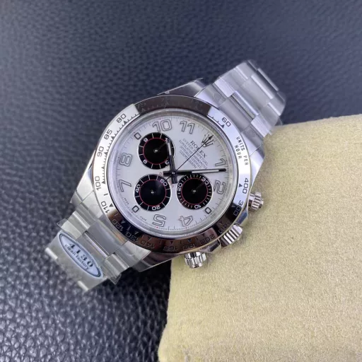 Clean/C factory 116508 full gold ivory face Daytona 1. This time we launched the full gold DaytonaEnamel black face dial with 0 color difference, diamonds use flat moissanite, the fire effect is no less than real diamonds, not inferior zircon.The dial part also uses 3-section splicing particles, all parts are electroplated.The font thickness of the bezel part, and most importantly, the black oil filling is the same as the original, with a matte texture. This is also the only one that has done it, and the detailed pictures will be posted later for comparison. For more details, you can look at the true and false comparison pictures carefully