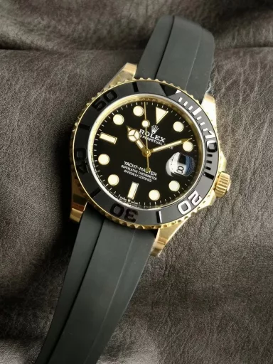 CLEAN Limited Edition Recommendation: Rolex Yacht-Master Series M226658-0001 watch, gold case with natural rubber strap, gold bidirectional rotating outer ring, one-piece matte black ceramic Cerachrom 60-minute scale bezel; polished, three-dimensional scale and numbers, minute scale marked on the first 15 minutes of the bezel. Black lacquer, 18K gold hour markers, easy-to-read Chromalight luminous (long-lasting blue light), 18K gold hands, easy-to-read Chromalight luminous (long-lasting blue light). Equipped with 3235 automatic mechanism, 42 mm