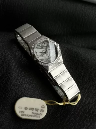 AS Omega fifth generation Constellation series 28mm Swiss quartz watch.The whole watch has been finely polished. The fit between the case and the claws, the Roman scale on the bezel and the restoration of the observatory on the bottom cover are comparable to the original.The dial uses mother-of-pearl material and unique etching technology to create the dial texture pattern, and the new Taiwan stone holder makes the lettering more delicate.The chamfers on both sides of the case and bracelet are hand-polished and polished by watchmakers to make the watch more refined! The style is gentle and moving, and the workmanship is exquisite. The most beautiful constellation, the first choice for ladies!
