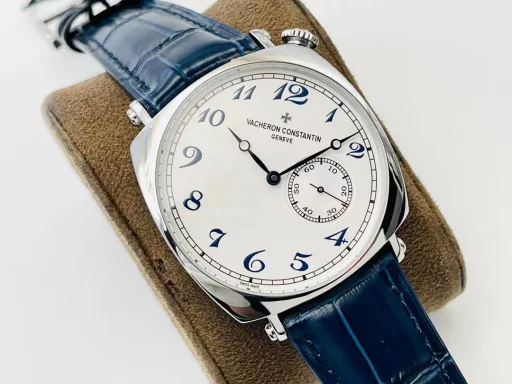 MKF Factory Vacheron Constantin Historical Masterpiece Series American 1921 Watch Series!1⃣️Equipped with a customized version of Danton 2824 two-and-a-half-hand movement, it has strong stability!2⃣️The 40MM diameter, unique commemorative pillow-shaped case is based on the early cushion-shaped case design, integrating the current noble materials, craftsmanship and aesthetic concepts to reshape the classics!3⃣️The crown is offset from the center and located in the upper right corner of the case, making it more comfortable to wear. At the same time, this design also comes from the early cushion-shaped watch!4⃣️The dial scale is arranged diagonally with the case as a reference, which is very distinctive; the polished pink gold Maltese cross at 12 o'clock on the dial makes the dial more prominent!5⃣️Black oxidized hour and minute hands, bar-shaped black oxidized small second hand, elegant and unique!6⃣️The back of the watch is made of a transparent sapphire crystal case back, which is locked with screws, so that the exquisite polishing of Vacheron Constantin's top movement can be seen at a glance.7⃣️The watch is paired with a hand-stitched square calfskin strap with a polished half Maltese cross design pin buckle!MKF Factory's masterpiece is welcome to appreciate it!
