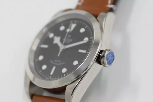 LF Tudor Biwan 79540 Series 41 Watch Update v2① The whole watch is genuine mold casting, and the parts are 100% interchangeable.② The standard size of the watch is 41mm, which is suitable for the wrist size of the general male.③ The upgraded version strengthens the overall polishing of the case and adopts a new customized Cal.2824 movement, which synchronizes the original version without calendar idle gear.A belt and folding buckle can be given with the order, which is both formal and casual, low-key but not mediocre, steady but not agile.