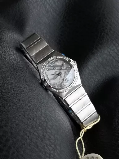 AS Omega fifth generation Constellation series 28mm Swiss quartz watch.The whole watch has been finely polished. The fit between the case and the claws, the Roman scale on the bezel and the restoration of the observatory on the bottom cover are comparable to the original.The dial uses mother-of-pearl material and unique etching technology to create the dial texture pattern, and the new Taiwan stone holder makes the lettering more delicate.The chamfers on both sides of the case and bracelet are hand-polished and polished by watchmakers to make the watch more refined! The style is gentle and moving, and the workmanship is exquisite. The most beautiful constellation, the first choice for ladies!