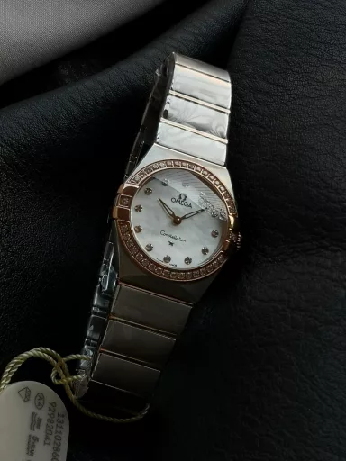 AS Omega fifth generation Constellation series 28mm Swiss quartz watch.The whole watch has been finely polished. The fit between the case and the claws, the Roman scale on the bezel and the restoration of the observatory on the bottom cover are comparable to the original.The dial uses mother-of-pearl material and unique etching technology to create the dial texture pattern, and the new Taiwan stone holder makes the lettering more delicate.The chamfers on both sides of the case and bracelet are hand-polished and polished by watchmakers to make the watch more refined! The style is gentle and moving, and the workmanship is exquisite. The most beautiful constellation, the first choice for ladies!